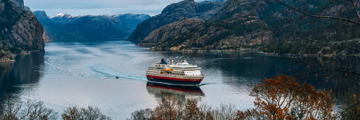 Die Routen in Norwegen MS Otto Sverdrup auf dem Lysefjord in Norwegen an einem herbstlichen Tag.