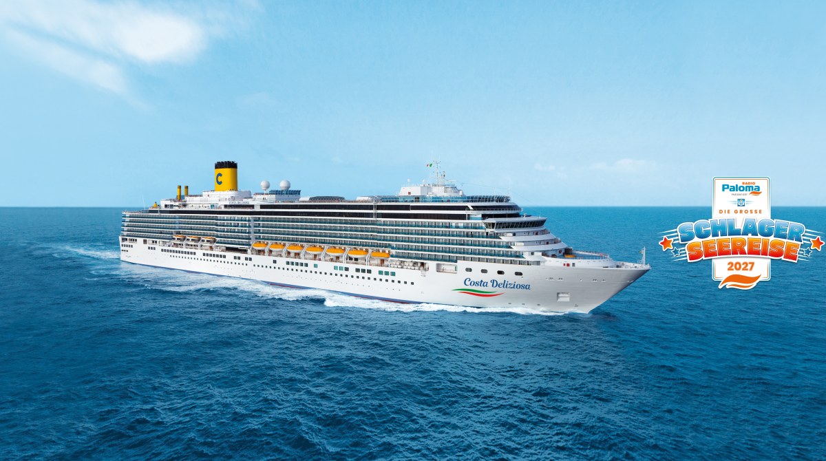 Costa Deliziosa auf dem Meer, rechts daneben das Logo der großen Schlagerseereise.