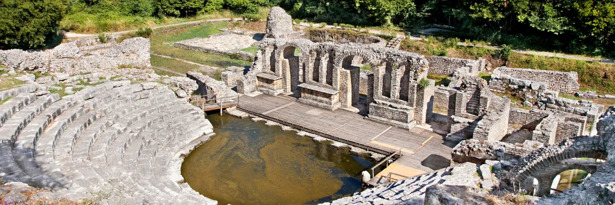 Amphitheater von Butrint bei Saranda, Albanien Ruinen des Amphitheaters von Butrint bei Saranda, Albanien