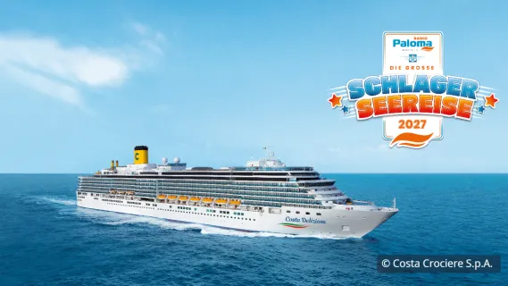 Costa Deliziosa bei der großen Schlagerseereise 2027 Seitenansicht von Costa Deliziosa auf dem Meer. Rechts oben das Logo der großen Schlagerseereise präsentiert von Radio Paloma