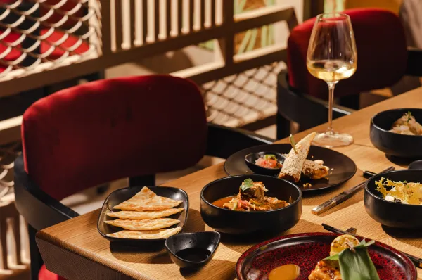 Ein liebevoll gedeckter Tisch in einem Restaurant auf EXPLORA I.