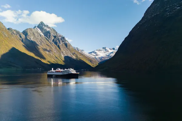 Havila Capela fährt durch den ruhigen Hjørundfjord – und zwar ohne lokale Emissionen für bis zu vier Stunden.
