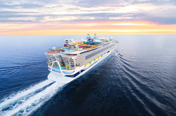 Die Legend of the Seas in Heckansicht auf dem offenen Meer. Das Entertainment ist auch von weitem gut sichtbar.