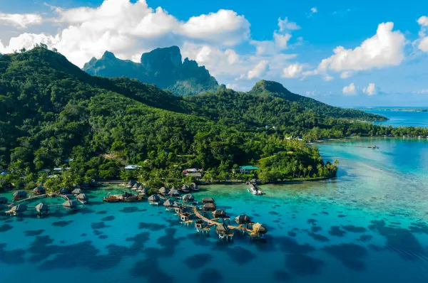 Ein der Insel Bora Bora von der Küste aus.