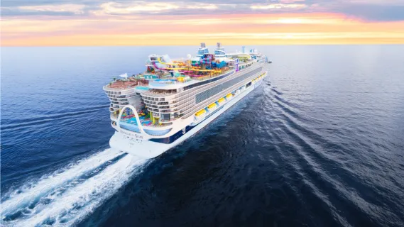 Legend of the Seas auf See – Kreuzfahrt Guide Awards 2026 Die Legend of the Seas von Royal Caribbean fährt über das offene Meer.