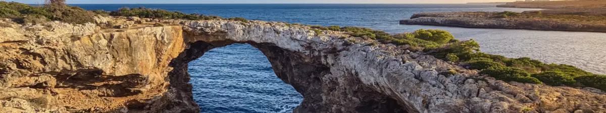 Der Naturbogen am Strand Cala Varques bei Manacor.