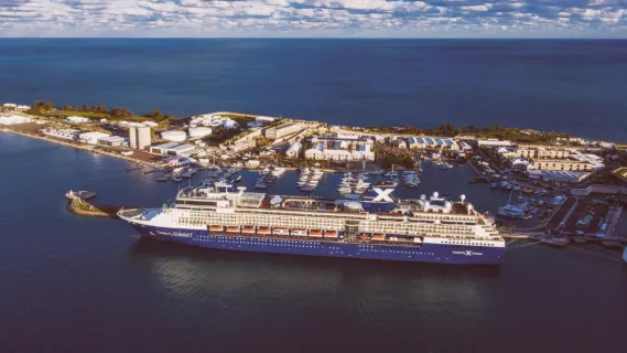 Das Kreuzfahrtschiff Celebrity Summit hält an einem kleinen Hafen auf den Bahamas.