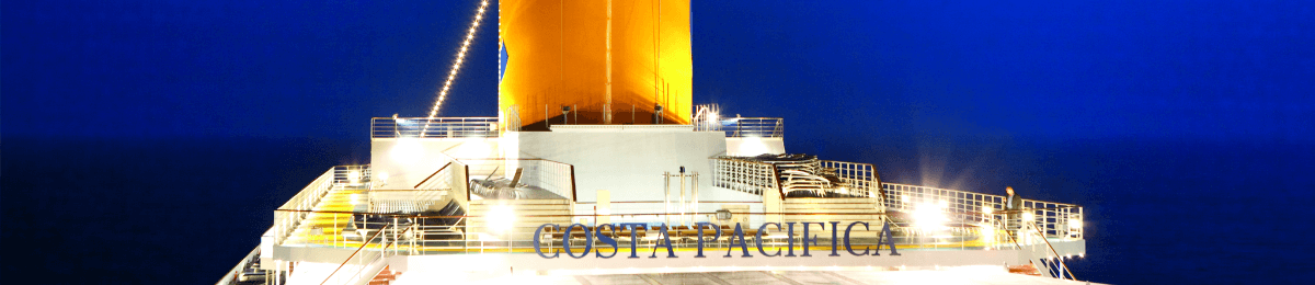 Das Oberdeck der Costa Pacifica hell erleuchtet bei Nacht.