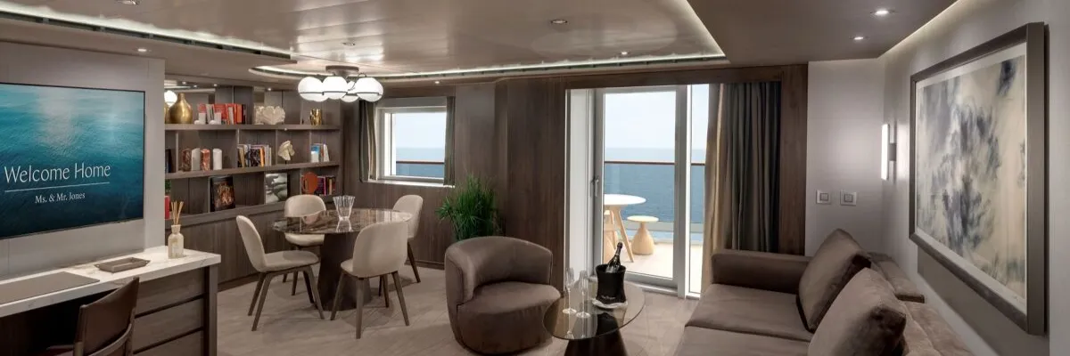 Explora Journeys – Elegantes Wohndesign und viel Raum in den Ocean Suiten Luxuriöse Suite von Explora Journeys mit Wohnbereich, Esstisch und privater Oceanfront-Terrasse.