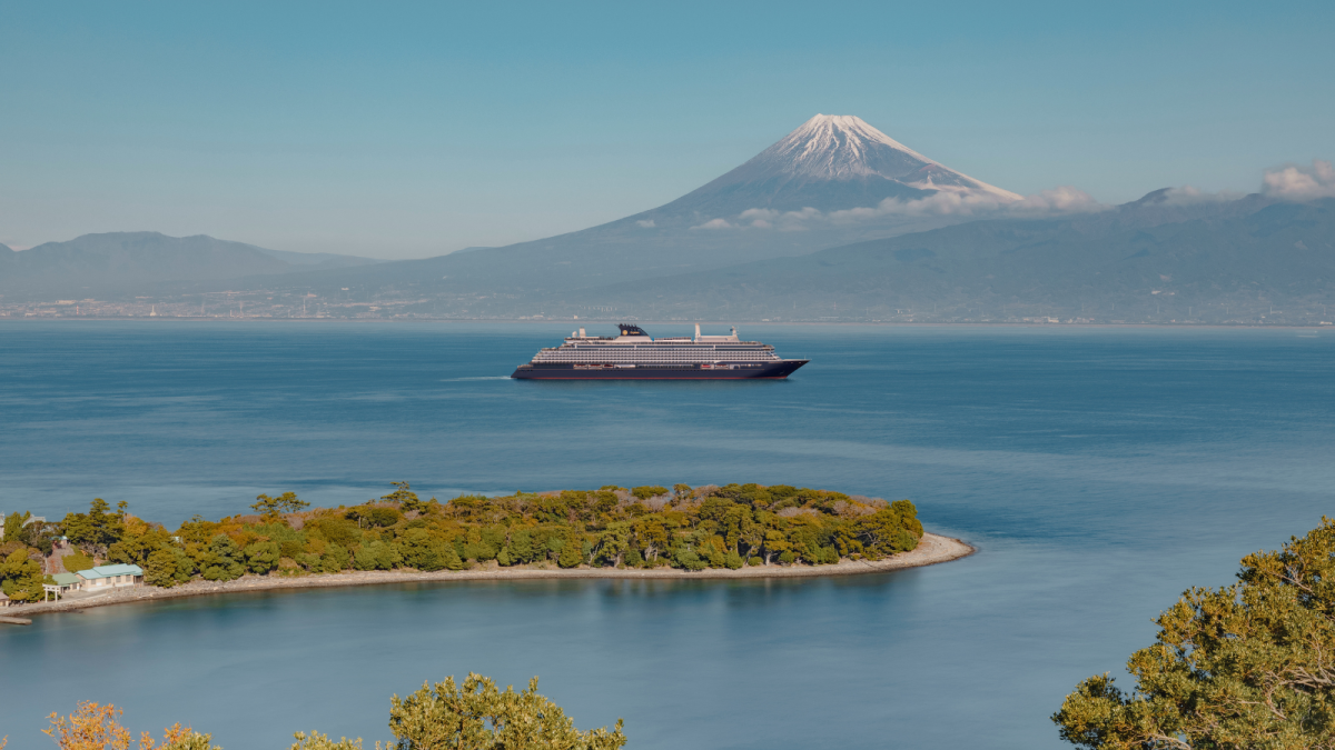 Explora Journeys Luxusschiff vor der malerischen Kulisse von Mount Fuji in Japan.