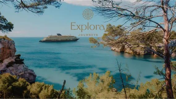 Explora Journeys – „The Exclusive Invitation“ Angebot entdecken Luxusschiff von Explora Journeys vor einer malerischen Küstenkulisse im Azurblauen Meer.