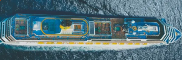 Die Costa Serena auf dem Meer von oben fotografiert.