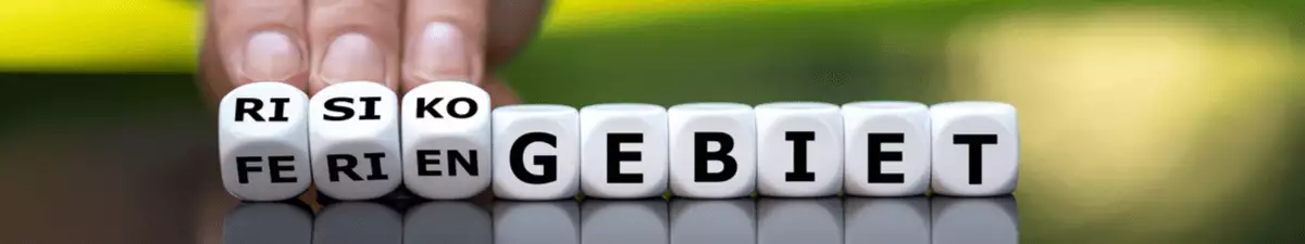 Einreise nach Deutschland: Würfel mit der Aufschrift Feriengebiet Risikogebiet