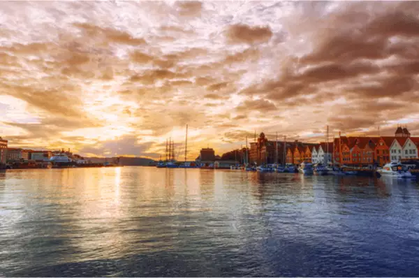 Sonnenuntergang am Hafen von Bergen Alles rund um Bergen, die traumhafte Kreuzfahrt-Destination in Norwegen.