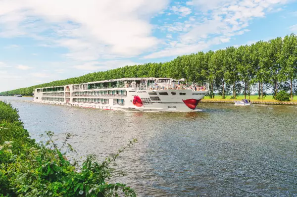 Die A-ROSA SENA fährt über den Rhein.