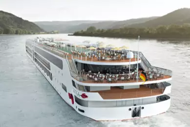 Heck des neuen Flusskreuzfahrtschiffs.