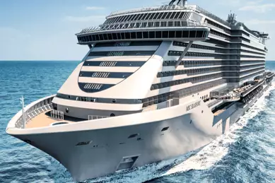 MSC Seashore auf hoher See bei gutem Wetter und ruhiger See.