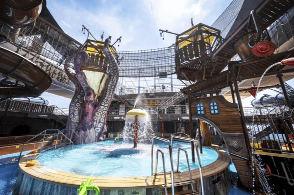 Wasserrutschen, Spiele und Fontäne mit Babybereich im Pirates Cove Aquapark an Bord der MSC Seashore.