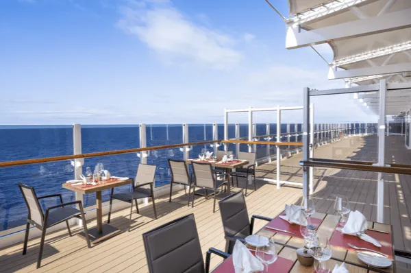 Stühle und Tische im Außenbereich eines Restaurants an Bord.