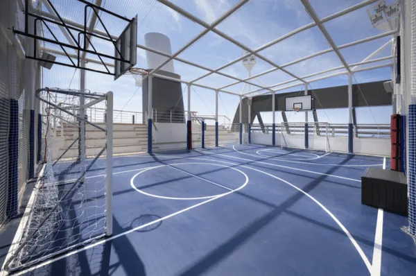 Sportplatz für Fußball, Tennis, Basketball und Volleyball auf der MSC Seashore.