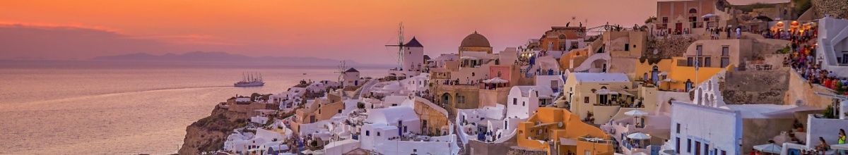 Traditionelle weiße Häuser in Oia auf Santorini mit Blick auf das Meer