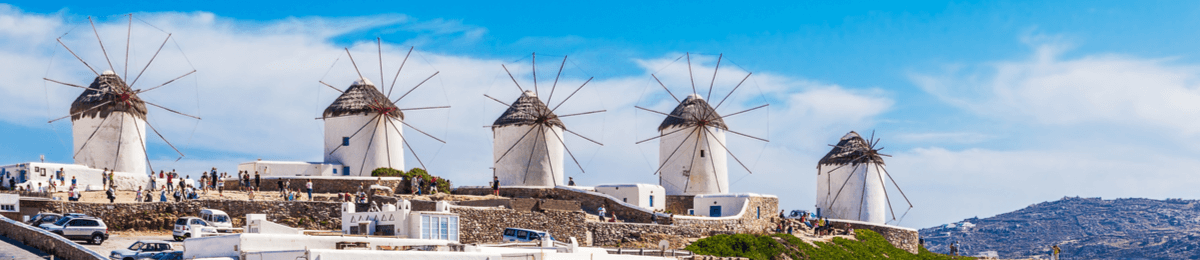 Fünf weiße Windmühlen über Mykonos-Stadt