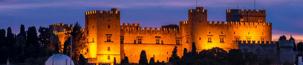 Der Palast des Großmeisters der Johanniter auf Rhodos wird bei Nacht beleuchtet.