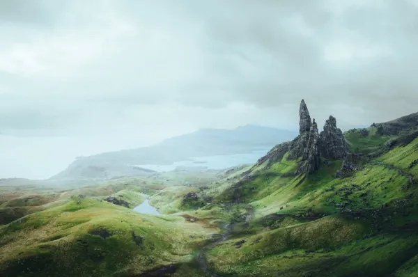 Von Nebel umhüllt und magisch: Erleben Sie die schottischen Highlands oder Großbritannien bei einer Kreuzfahrt ab Hamburg.