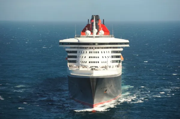 Die Queen Mary 2 bringt Sie ab Hamburg über den Atlantik nach New York.