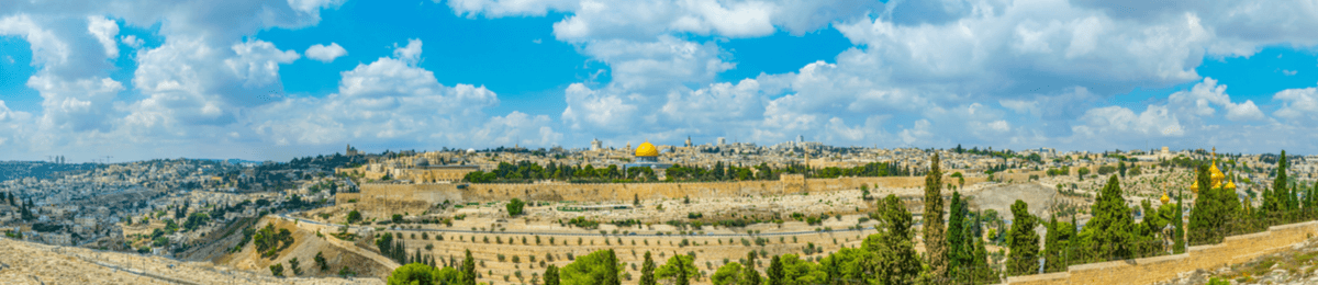 Blick auf die Skyline von Jerusalem, die Hauptstadt von Israel, mit Stadtmauer und Felsendom.