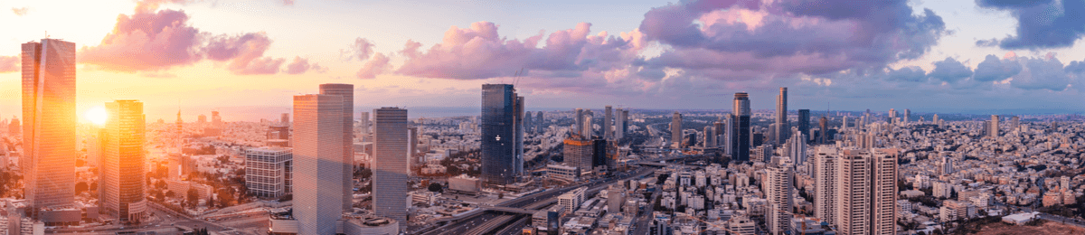 Wolkenkratzer im Sonnenuntergang über Tel Aviv