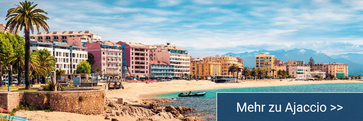 Der Strand von Ajaccio auf Korsika mit Hotels an der Strandpromenade und einem kleinen Boot im Wasser.