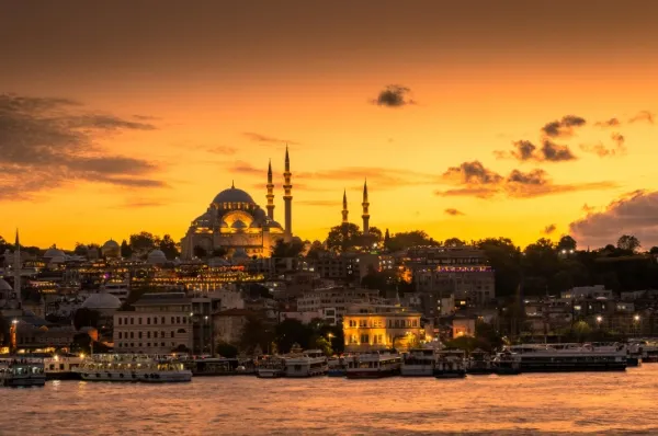 Istanbul in der Türkei Die Skyline von Istanbul bei Sonnenuntergang am Wasser.
