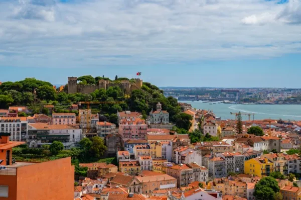 Lissabon Portugal Blick auf die Altstadt von Lissabon in Portugal am Meer.