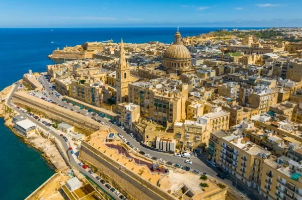 Valletta auf Malta Altstadt von Valletta auf Malta unter blauem Himmel.