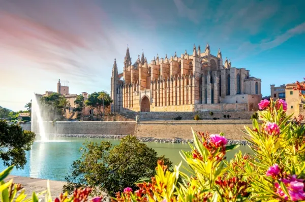 Palma de Mallorca Die Kathedrale, das Wahrzeichen von Palma de Mallorca unter blauem Himmel.
