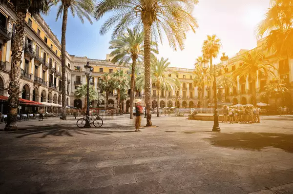 Plaza Royal in Barcelona Strahlender Himmel in Barcelona: Ein Reiseziel, dass Sie das ganze Jahr über mit guten Wetter besichtigen können.