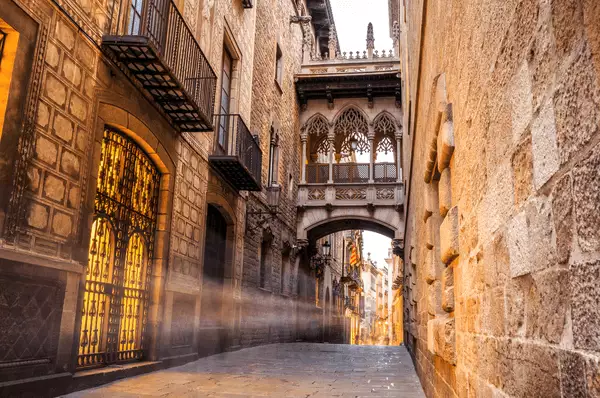 Bauten im Barri Gòtic Im Barri Gòtic in Barcelona können Sie durch die engen Gassen schlendern und atemberaubende Orte finden.