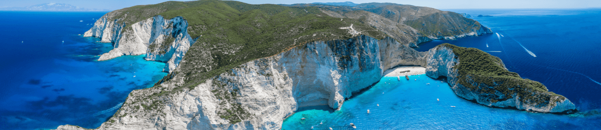 Zakynthos von oben, rechts Blick auf den Strand von Navagio Bay mit dem Schiffswrack.