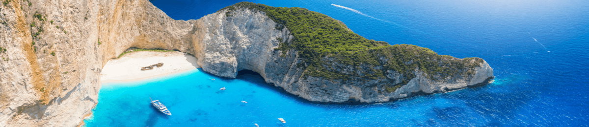 Strand mit Schiffswrack und steile Felswände auf der griechischen Insel Zakynthos,