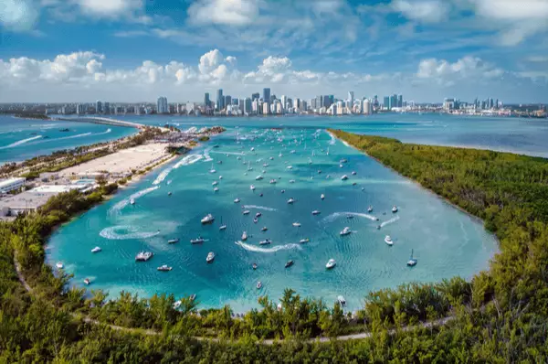 Biskaya Bay und Miami Skyline von Virginia Key aus