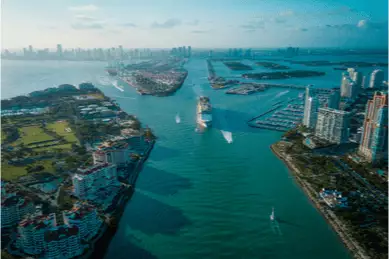 Kreuzfahrtschiff vor der Küste Miamis, Florida