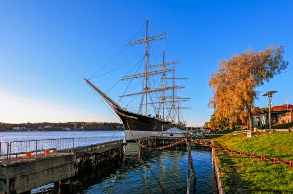 Hafen von Mariehamn Mariehamn, Hauptstadt der autonomen finnischen Region Åland. Ein Segelboot ankert im Hafen.