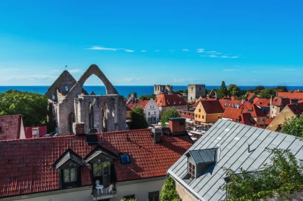 Visby auf Gotland Visby bei einer Ostsee Kreuzfahrt entdecken. Eine Ruine einer Kirche in der Stadt. Im Hintergrund erstreckt sich das Meer.