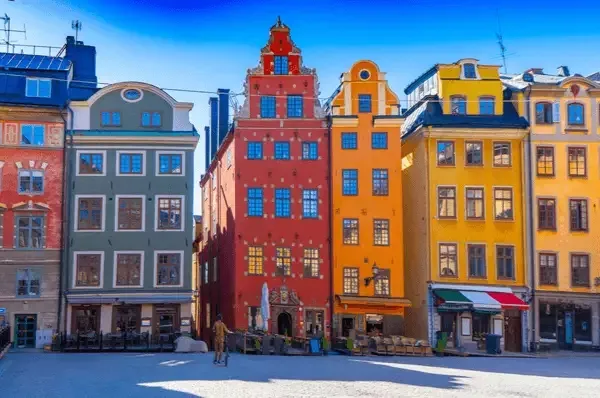 Entdecken Sie Stockholms Innenstadt Bunte Kaufmannshäuser in Stockholm am Platz Storotrget.