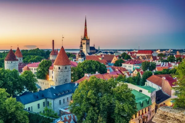 Spätsommer in Tallinn Ein Überblick über Tallinn in Estland. Die alten Häuser sind über die Stadt verstreut und rund um begrünt.