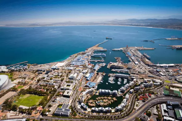 Luftbild des Hafens von Kapstadt mit Booten und Kreuzfahrtschiffen