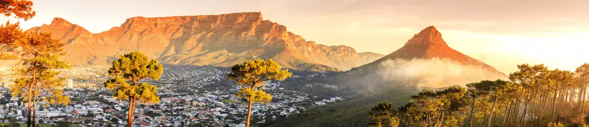 Sonnenaufgang über Kapstadt. Blick auf die Stadt mit dem Tafelberg und dem Berg Lion's Head im Hintergrund.