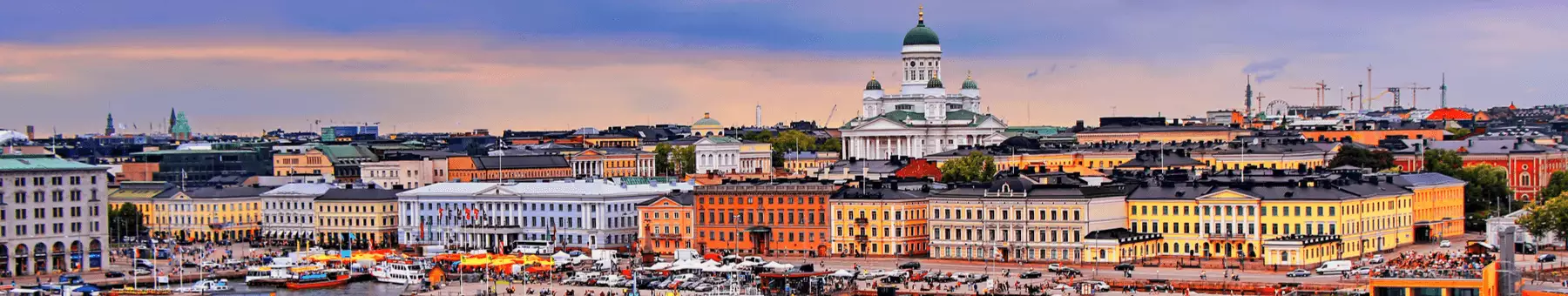 Blick über Stadt Helsinki Hafen von Helsinki mit imposanten Gebäuden