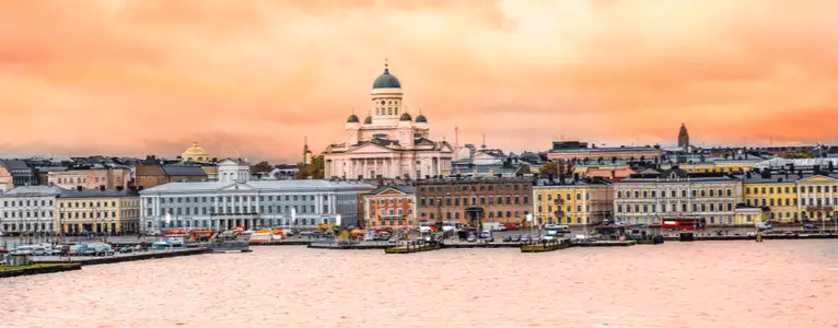 Blick vom Meer nach Helsinki Kirche und bunte Gebäude an Küste in Helsinki